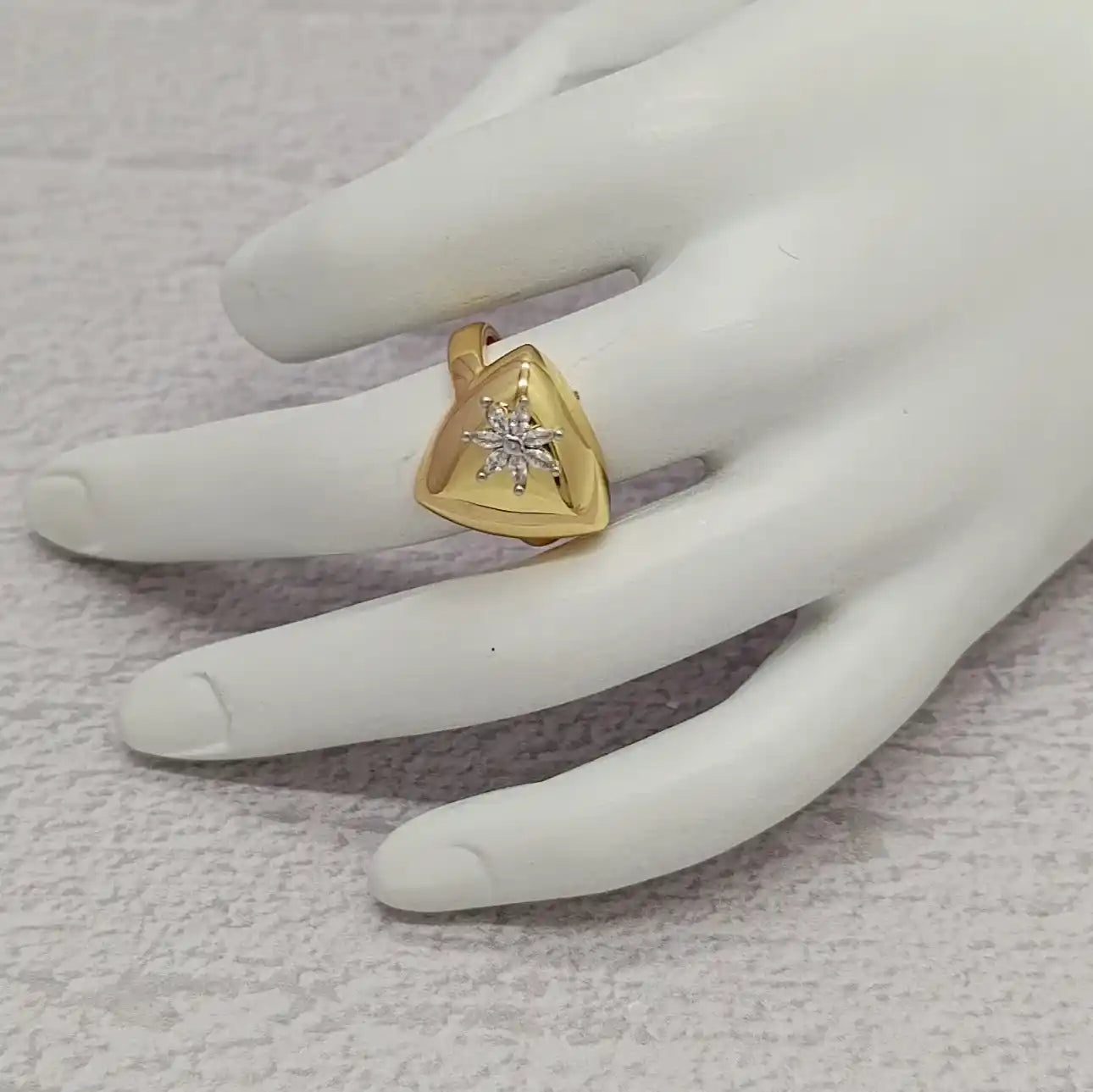 ANILLO CON FLOR EN EL CENTRO