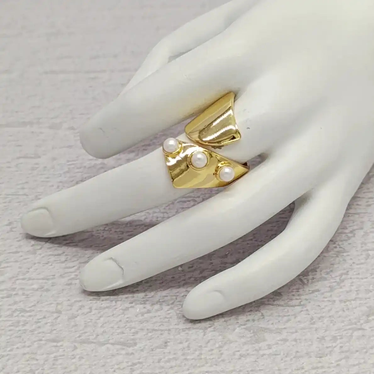ANILLO LISO CON PERLAS