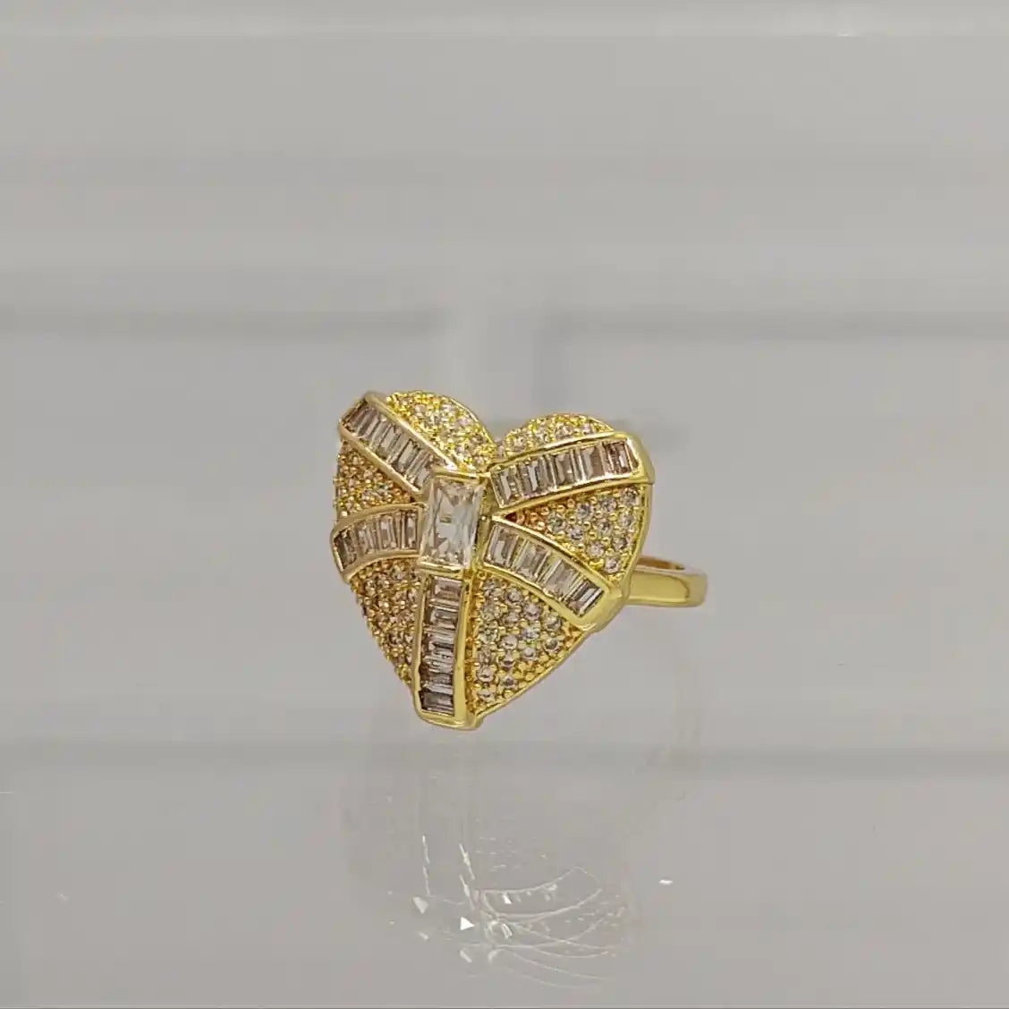 ANILLO CORAZÓN CON PIEDRA GRANDE EN EL CENTRO Y MICROCIRCONES