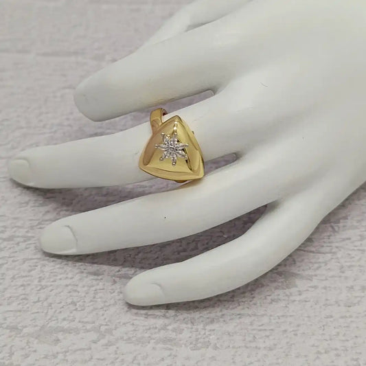 ANILLO CON FLOR EN EL CENTRO
