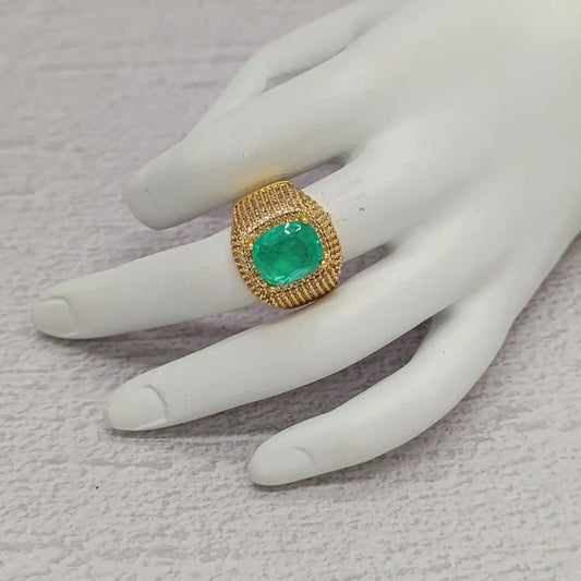 ANILLO CON MICROCIRCONES Y PIEDRA GRANDE VERDE EN EL CENTRO