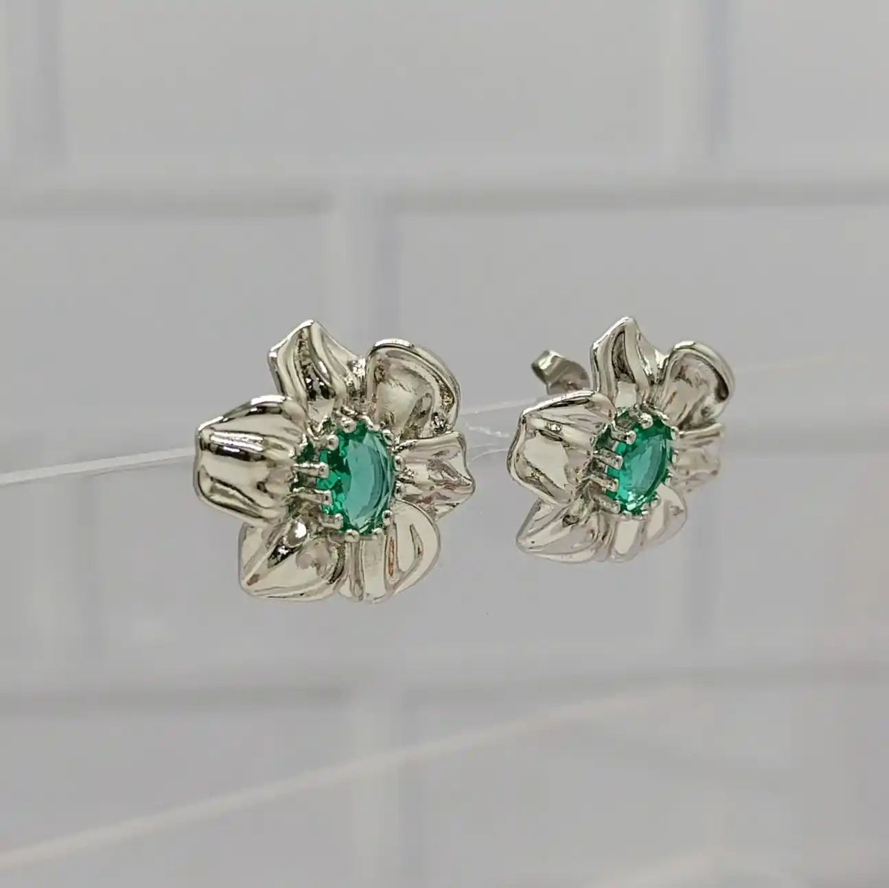 ARETE FLOR CON PIEDRA VERDE