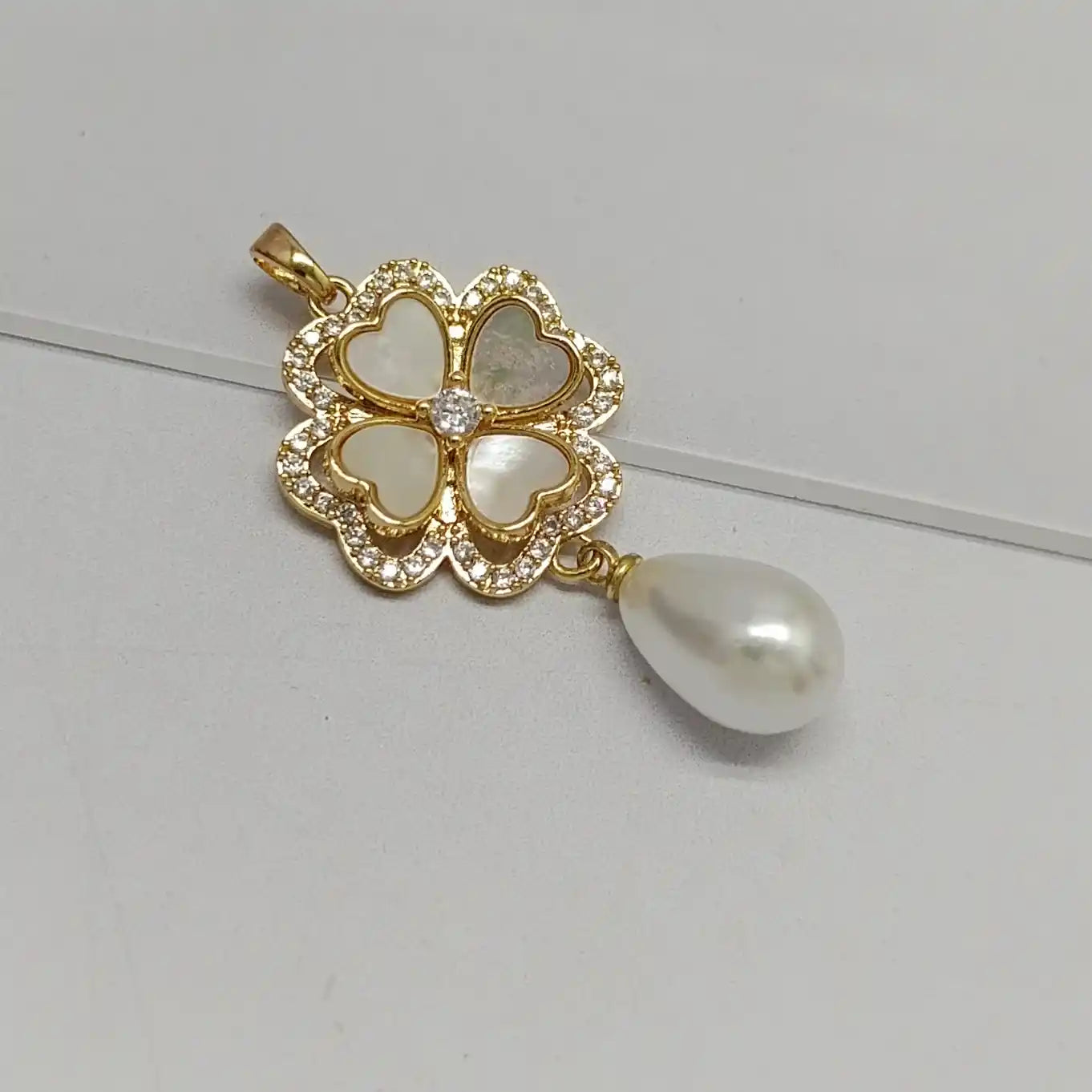 DIJE FLOR CON MICROCIRCONES Y PERLA